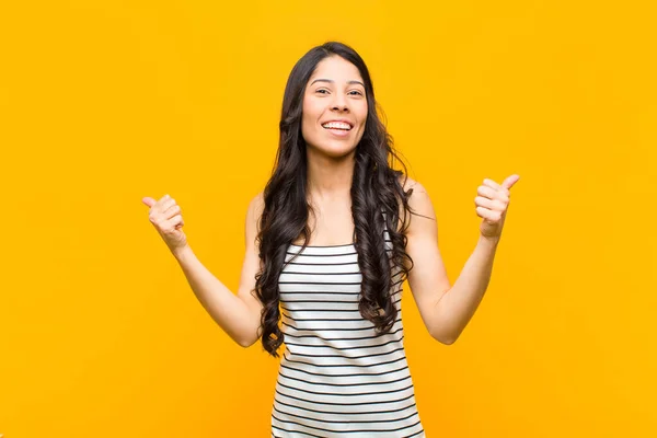 Junge Hübsche Lateinische Frau Lächelt Fröhlich Und Sieht Glücklich Aus — Stockfoto