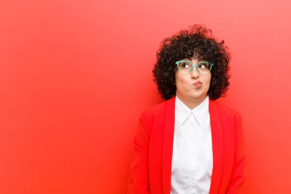 Jovem Afro Bonita Mulher Olhando Confuso Confuso Perguntando Tentando Resolver — Fotografia de Stock