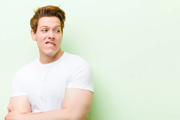 Junger Roter Kopf Gutaussehender Mann Der Zweifelt Oder Denkt Die — Stockfoto