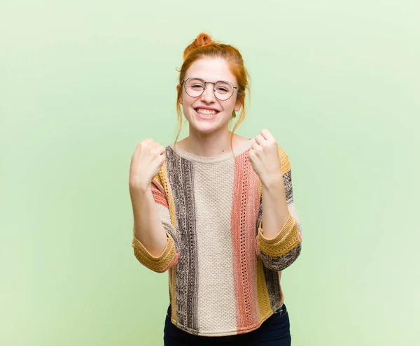 Jong Mooi Rood Hoofd Vrouw Schreeuwen Triomfantelijk Lachen Het Gevoel — Stockfoto