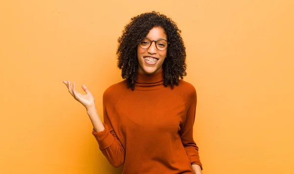 Jovem Mulher Negra Bonita Sentindo Feliz Surpreso Alegre Sorrindo Com — Fotografia de Stock