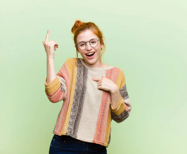 Ung Söt Röd Huvud Kvinna Känner Sig Stolt Och Förvånad — Stockfoto