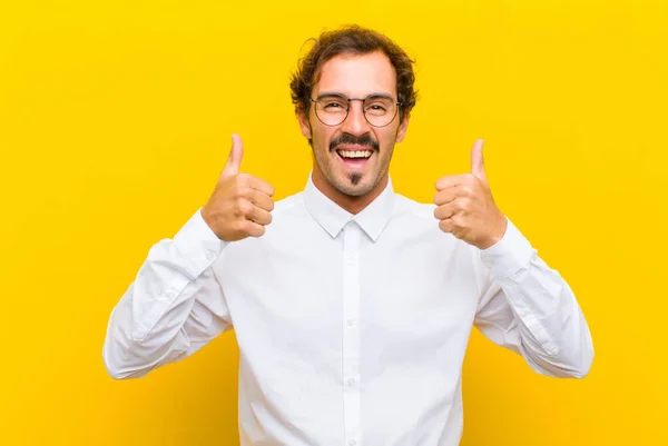 Mladý Pohledný Muž Usmívá Široce Vypadající Šťastný Pozitivní Sebevědomý Úspěšný — Stock fotografie