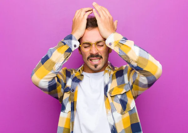 잘생긴 남자는 스트레스와 불안을 느끼고 통때문에 우울해 좌절하여 양손을 보라색 — 스톡 사진