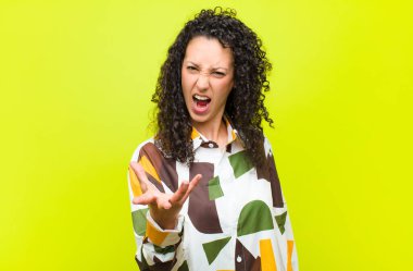 Genç, güzel bir kadın sinirli, sinirli ve sinirlenmiş görünüyor. Krom anahtar duvarına karşı senin neyin var? 