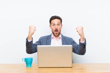 Genç yakışıklı iş adamı inanılmaz bir başarıyı kutluyor. Kazanan gibi, heyecanlı ve mutlu görünüyor. Al bunu.!