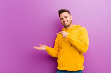 Mor arka planda sıradan görünüşlü genç bir İspanyol.