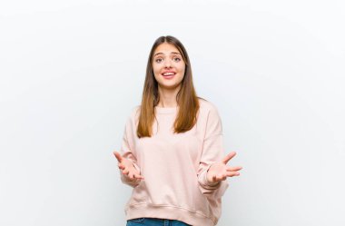 Genç, güzel bir kadın kendini mutlu, şaşkın, şanslı ve şaşırmış hissediyor. Beyaz arka plana karşı inanılmaz