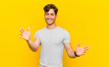  Gülümseyerek sıcak, dostça, sevgi dolu kucaklaşmayla mutlu ve sevimli hissederek.