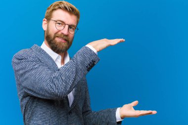 gülümseyen, mutlu, pozitif ve tatmin olmuş hisseden, kopya uzayı üzerinde nesne veya konsept tutan veya gösteren