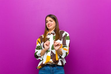 Genç, güzel bir kadın tiksinmiş ve midesi bulanıyor. Pis, kokan ya da kokan bir şeyden kaçıyor. Mor arka planda iğrenç bir şey olduğunu söylüyor.