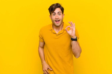  Başarılı ve tatmin olmuş hissediyorum, ağzım açık gülümsüyorum, elimle imzamı atıyorum.