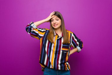 Genç ve güzel bir kadın unutulmuş bir mühlet yüzünden panikliyor, stresli hissediyor, bir pisliği örtbas etmek zorunda kalıyor ya da mor arka planda hata yapıyor.