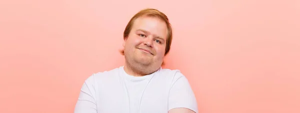 Ung Stor Man Skrattar Blygt Och Glatt Med Vänlig Och — Stockfoto