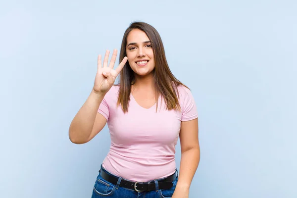 Joven Bonita Mujer Sonriendo Buscando Amigable Mostrando Número Cuatro Cuarto —  Fotos de Stock