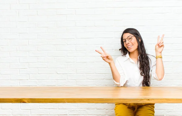 Ung Söt Latinamerikansk Kvinna Ler Och Ser Glad Vänlig Och — Stockfoto