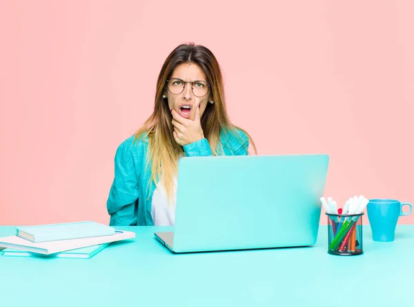 Jonge Mooie Vrouw Werken Met Een Laptop Met Mond Ogen — Stockfoto