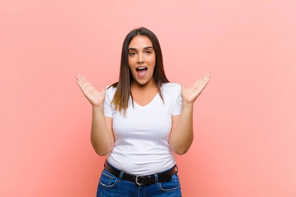 Joven Mujer Bastante Hispana Sintiéndose Feliz Sorprendida Orgullosa Apuntando Misma —  Fotos de Stock