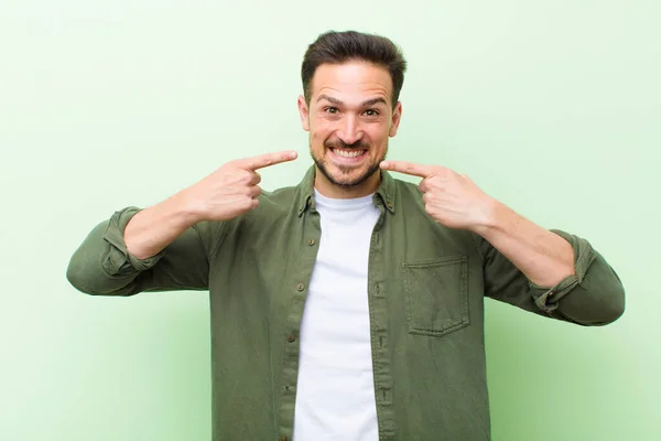 Joven Hombre Guapo Sonriendo Con Confianza Apuntando Propia Sonrisa Amplia —  Fotos de Stock