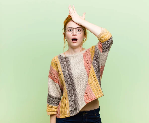 Jeune Jolie Rousse Femme Tête Levant Paume Front Pensant Oups — Photo