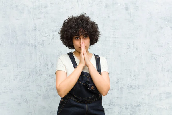 Jovem Bonita Afro Mulher Sentindo Preocupado Esperançoso Religioso Orando Fielmente — Fotografia de Stock