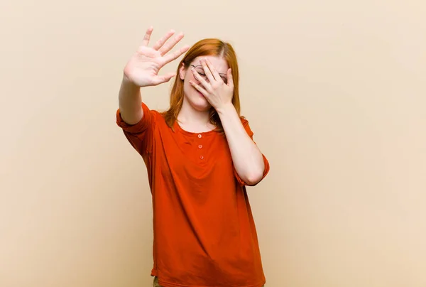 Młoda Czerwona Głowa Ładna Kobieta Zakrywa Twarz Ręką Umieszcza Drugą — Zdjęcie stockowe