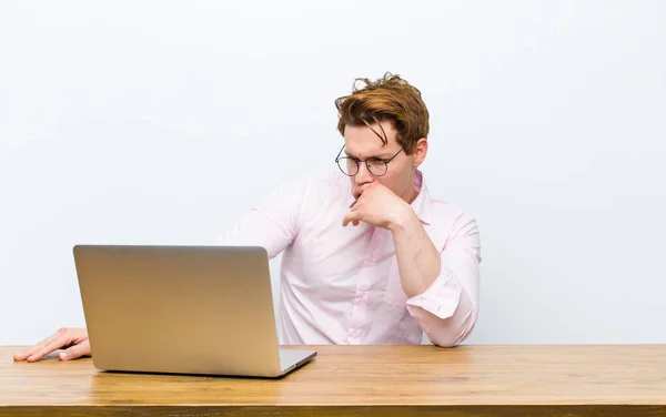 Junger Geschäftsmann Mit Rotem Kopf Arbeitet Seinem Schreibtisch — Stockfoto