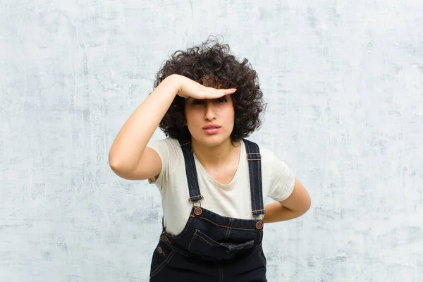 Ung Söt Afro Kvinna Ser Förvirrad Och Förvånad Med Handen — Stockfoto