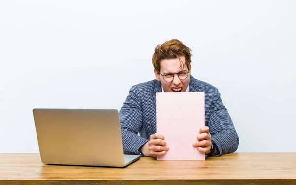 Junger Geschäftsmann Mit Rotem Kopf Arbeitet Seinem Schreibtisch Mit Einem — Stockfoto