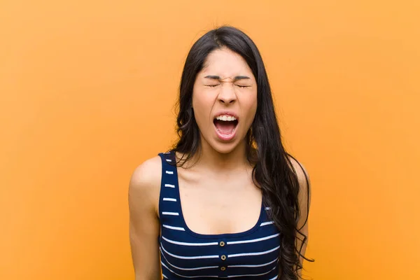 Giovane Bella Donna Ispanica Urlando Aggressivamente Guardando Molto Arrabbiato Frustrato — Foto Stock