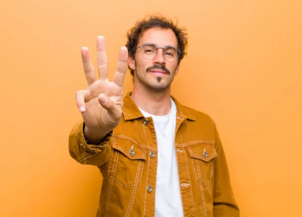 Junger Gutaussehender Mann Lächelt Und Sieht Freundlich Aus Zeigt Nummer — Stockfoto