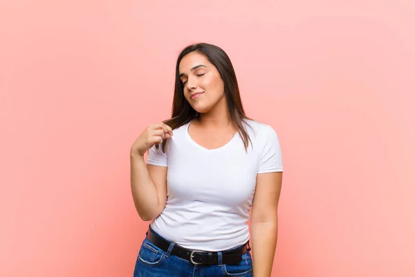 Jonge Mooie Latino Vrouw Zoek Arrogant Succesvol Positief Trots Wijzend — Stockfoto