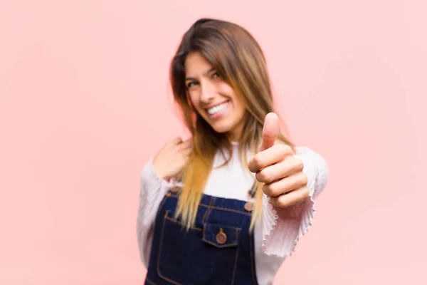 Jovem Bonita Mulher Sentindo Orgulhoso Despreocupado Confiante Feliz Sorrindo Positivamente — Fotografia de Stock