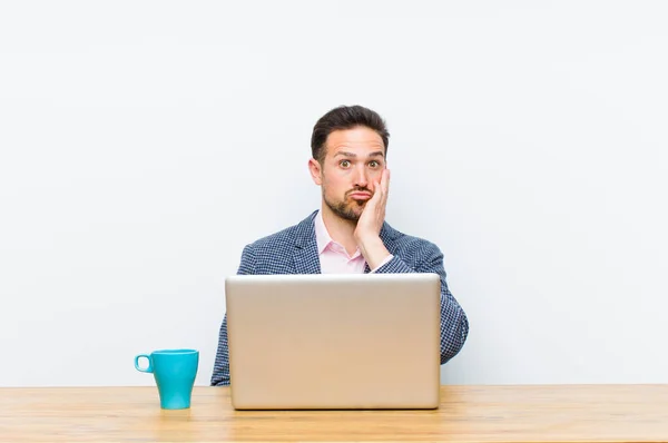 Junger Gutaussehender Geschäftsmann Ist Schockiert Und Erstaunt Und Hält Ungläubig — Stockfoto