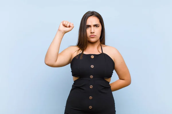 Joven Bonita Mujer Sintiéndose Seria Fuerte Rebelde Levantando Puño Protestando — Foto de Stock