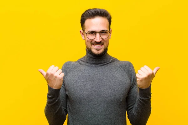 Jonge Knappe Man Lachend Vrolijk Gelukkig Uitziend Zorgeloos Positief Met — Stockfoto