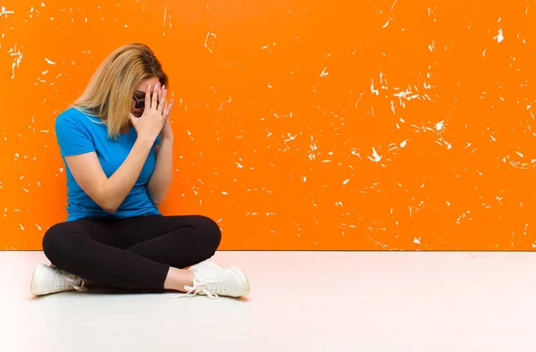 Jonge Blonde Vrouw Bedekken Ogen Met Handen Met Een Trieste — Stockfoto