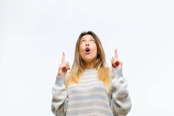 Junge Hübsche Frau Sieht Schockiert Erstaunt Und Mit Offenem Mund — Stockfoto