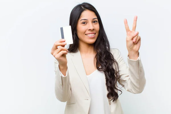 Jovem Hispânico Bonita Mulher Com Cartão Crédito — Fotografia de Stock