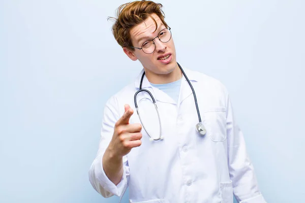 Jonge Rode Hoofd Dokter Wijzen Naar Camera Met Een Boze — Stockfoto