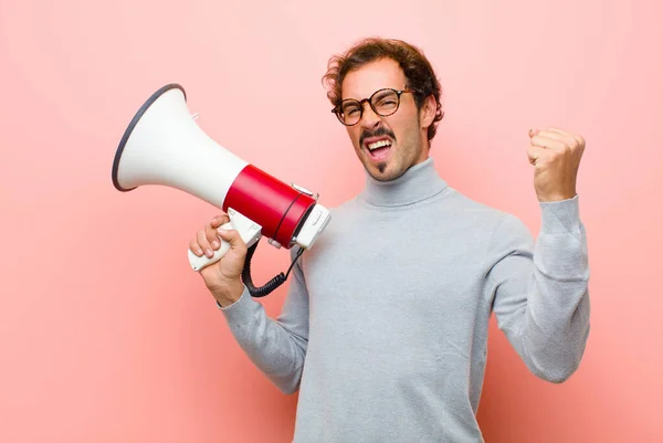 Junger Gutaussehender Mann Mit Megafon Gegen Rosa Flachwand — Stockfoto