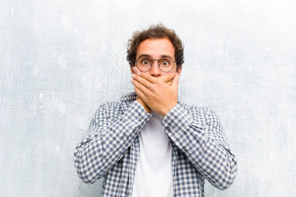Ung Stilig Man Täcker Munnen Med Händer Med Chockad Förvånad — Stockfoto