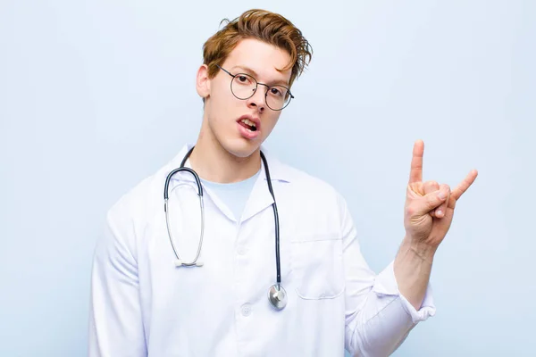 Ung Röd Huvud Läkare Känner Sig Glad Rolig Säker Positiv — Stockfoto