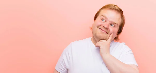 Jovem Grande Tamanho Homem Sorrindo Feliz Sonhando Acordado Duvidar Olhando — Fotografia de Stock