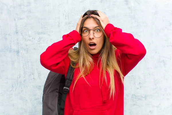 Ung Söt Student Känsla Förskräckt Och Chockad Lyfta Händerna Mot — Stockfoto