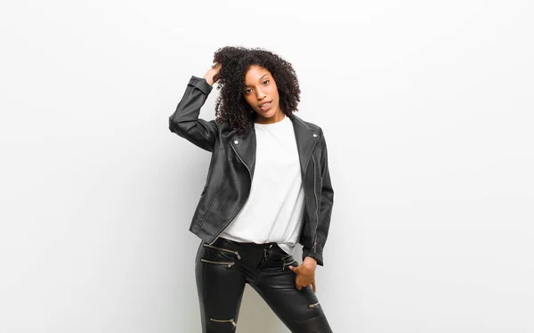 Joven Bonita Mujer Negra Usando Una Chaqueta Cuero Contra Pared —  Fotos de Stock