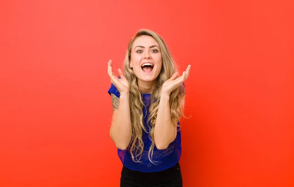 Jong Blond Vrouw Gevoel Geschokt Opgewonden Lachen Verbaasd Gelukkig Vanwege — Stockfoto