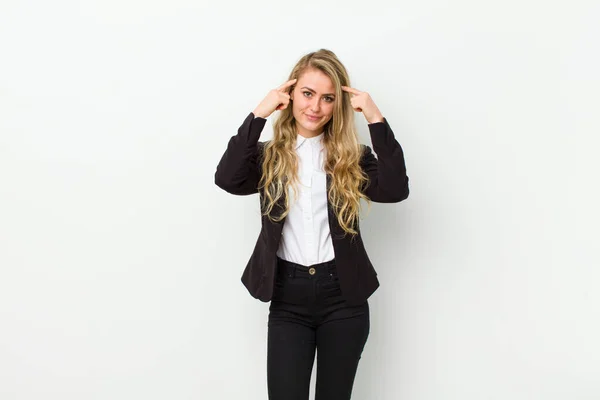 Ung Blond Kvinna Känner Sig Förvirrad Eller Tvivlande Koncentrera Sig — Stockfoto
