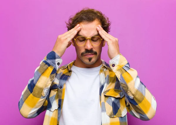 Junger Gutaussehender Mann Der Gestresst Und Frustriert Wirkt Unter Druck — Stockfoto