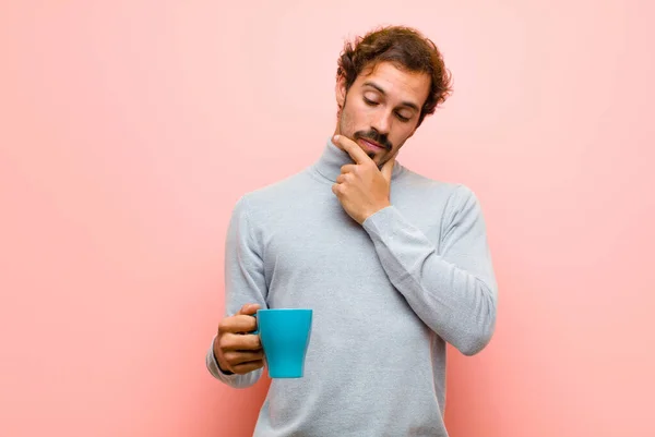 Giovane Bell Uomo Con Una Tazza Caffè Contro Parete Piatta — Foto Stock